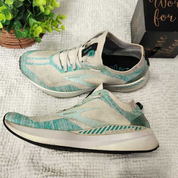 Brooks - Picture 4 of 4